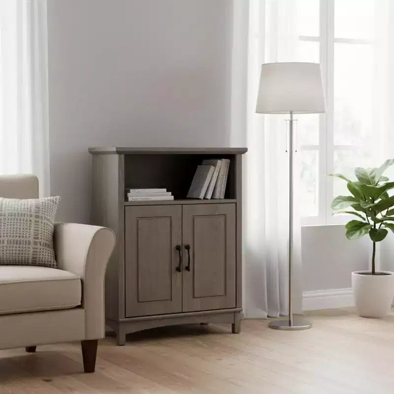 Mobiletto autoportante a 2 ante Russell con ripiano aperto, rovere sale