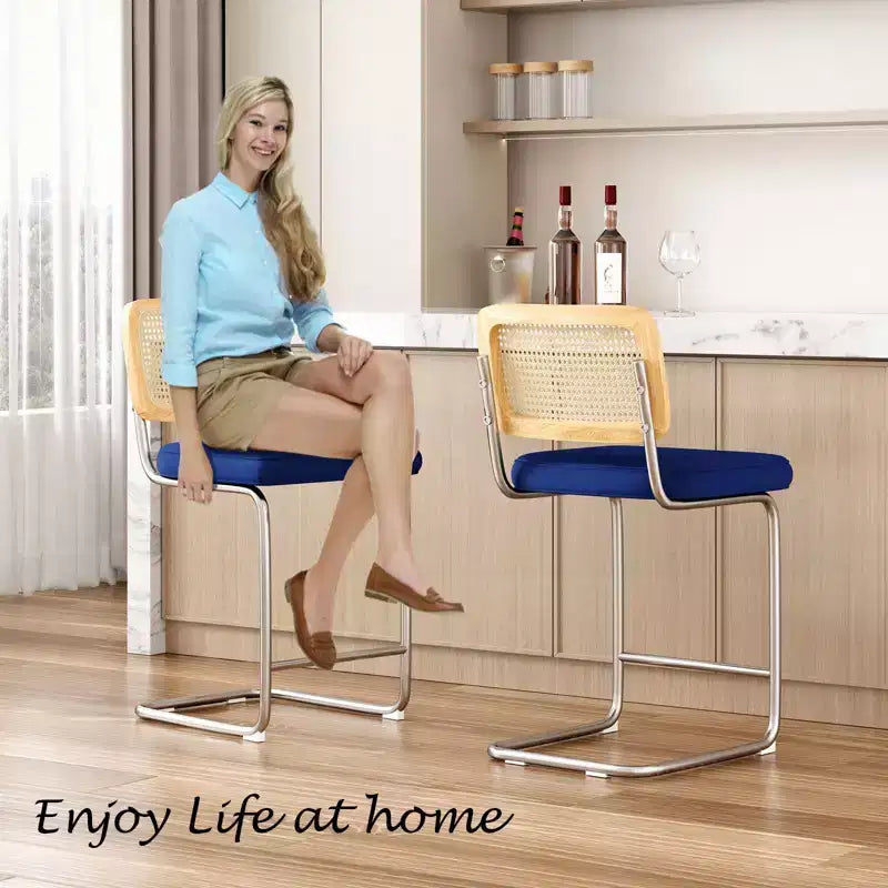 2 Sgabelli da Bar Altezza Bancone, Imbottiti in Velluto, con Schienale in Rattan, Altezza 61 cm, Senza Braccioli, per Isola Cucina, Blu Reale