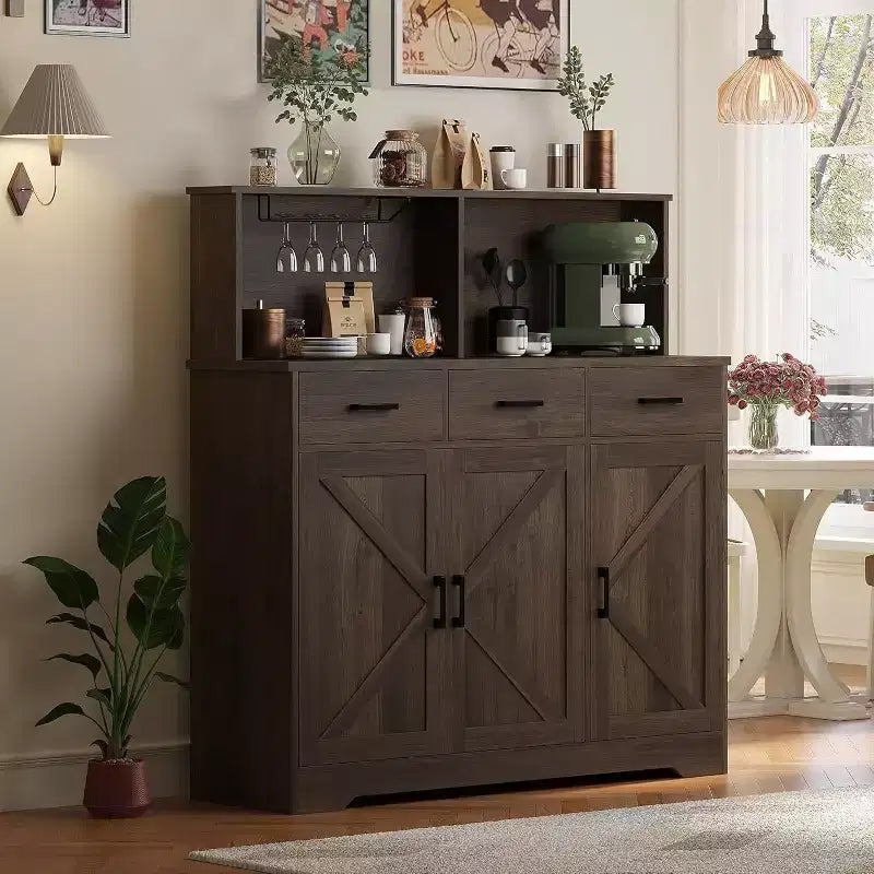 Credenza a Buffet in Stile Rustico con Porta Microonde, Armadio Contenitore con Ante a Stalla, Cassetti e Ripiani Regolabili, Mobile Bar per Caffè in Legno