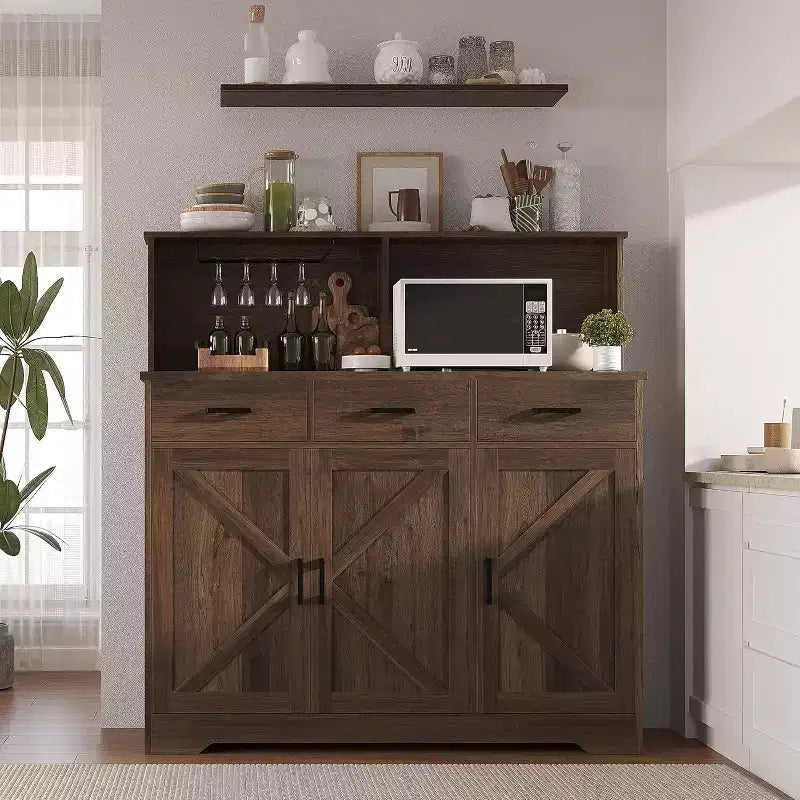Credenza a Buffet in Stile Rustico con Porta Microonde, Armadio Contenitore con Ante a Stalla, Cassetti e Ripiani Regolabili, Mobile Bar per Caffè in Legno
