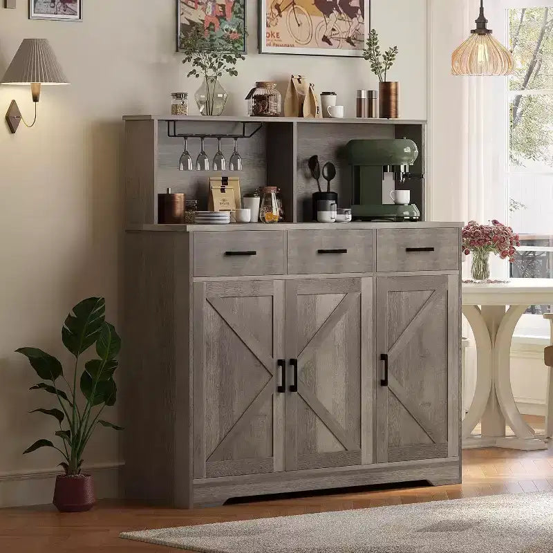 Credenza a Buffet in Stile Rustico con Porta Microonde, Armadio Contenitore con Ante a Stalla, Cassetti e Ripiani Regolabili, Mobile Bar per Caffè in Legno