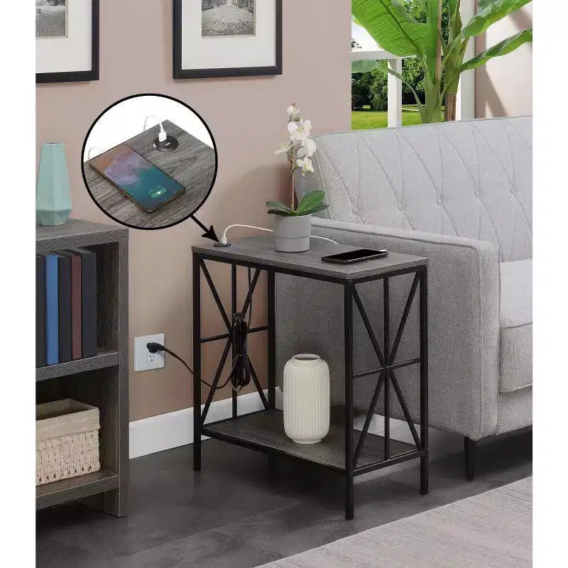 Tavolino laterale Belmont con stazione di ricarica e ripiano, due porte USB, tavolino accentato con elegante struttura incrociata per l'arredamento della camera da letto