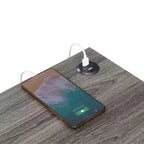 Tavolino laterale Belmont con stazione di ricarica e ripiano, due porte USB, tavolino accentato con elegante struttura incrociata per l'arredamento della camera da letto