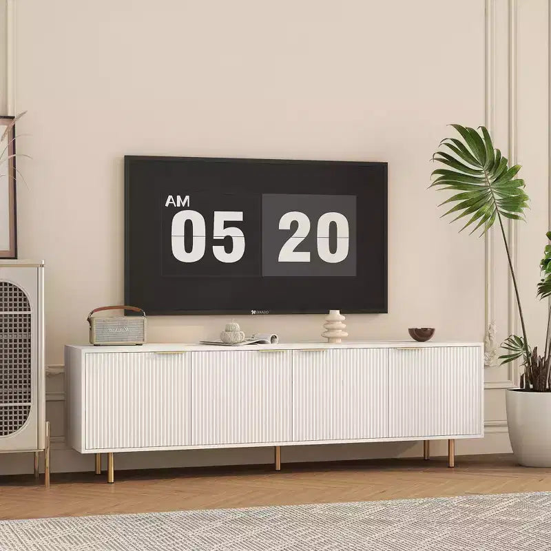 Mobile TV moderno da 68 pollici con scanalature, ante contenitore e ripiani per dispositivi multimediali, adatto a TV da 55 pollici e oltre, ideale per soggiorni, bianco