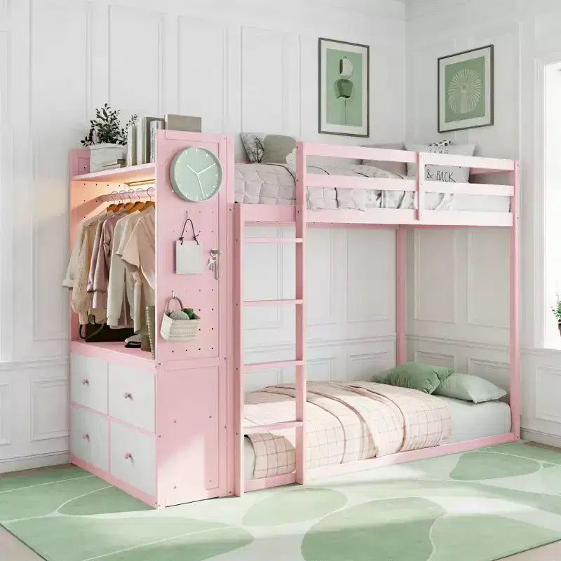 Letto a castello doppio con cassettiera illuminata, appendiabiti e cassetti portaoggetti