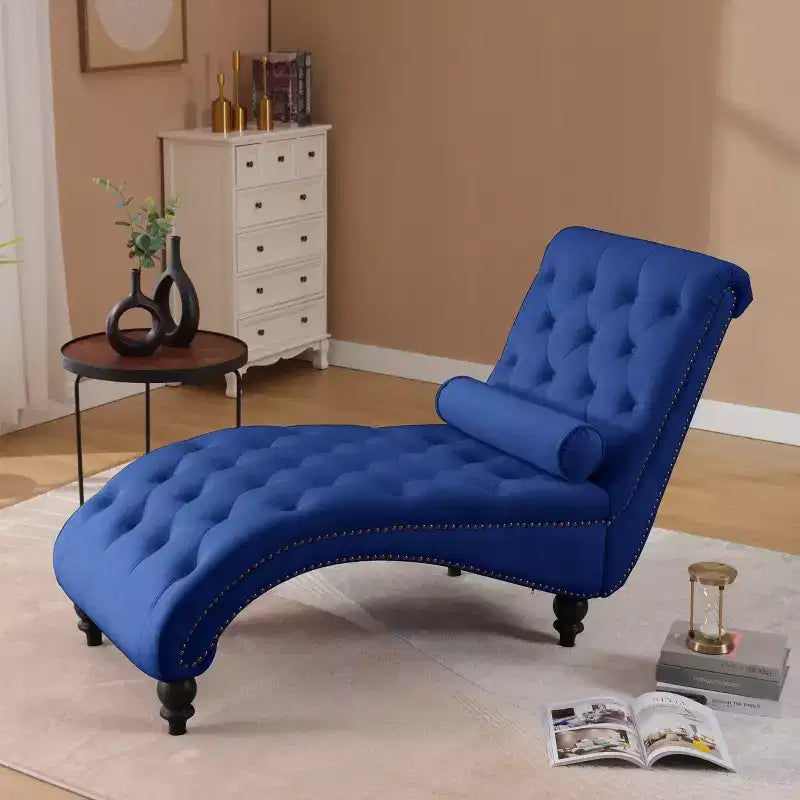 Chaise longue imbottita in velluto vintage Parley con schienale trapuntato e passamaneria con borchie
