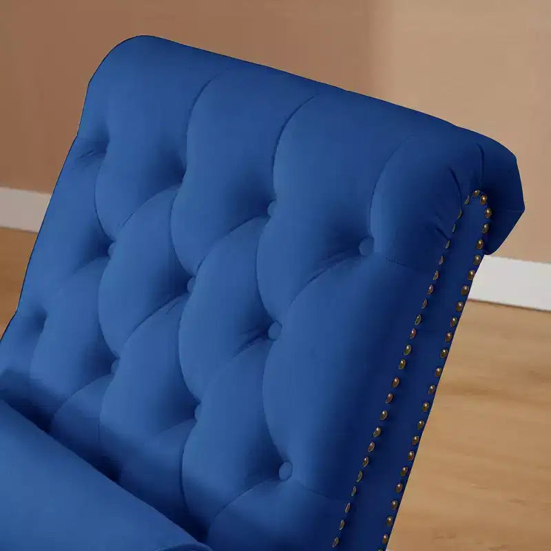 Chaise longue imbottita in velluto vintage Parley con schienale trapuntato e passamaneria con borchie