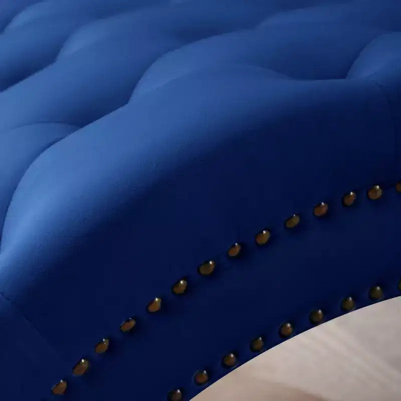 Chaise longue imbottita in velluto vintage Parley con schienale trapuntato e passamaneria con borchie