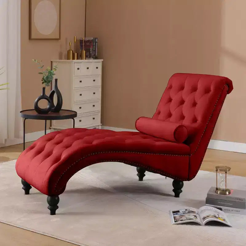 Chaise longue imbottita in velluto vintage Parley con schienale trapuntato e passamaneria con borchie