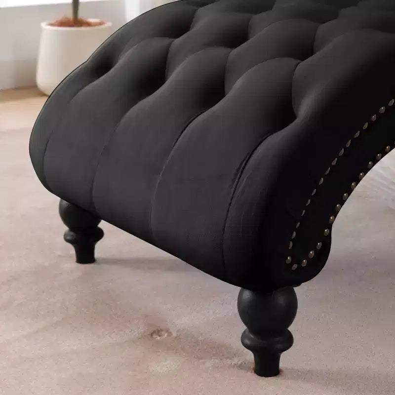 Chaise longue imbottita in velluto vintage Parley con schienale trapuntato e passamaneria con borchie