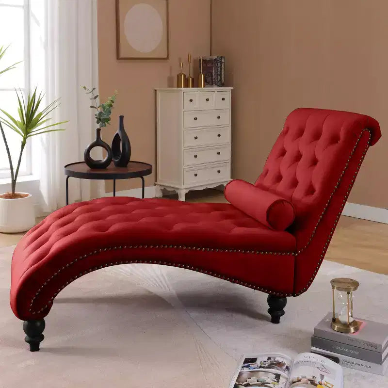 Chaise longue imbottita in velluto vintage Parley con schienale trapuntato e passamaneria con borchie