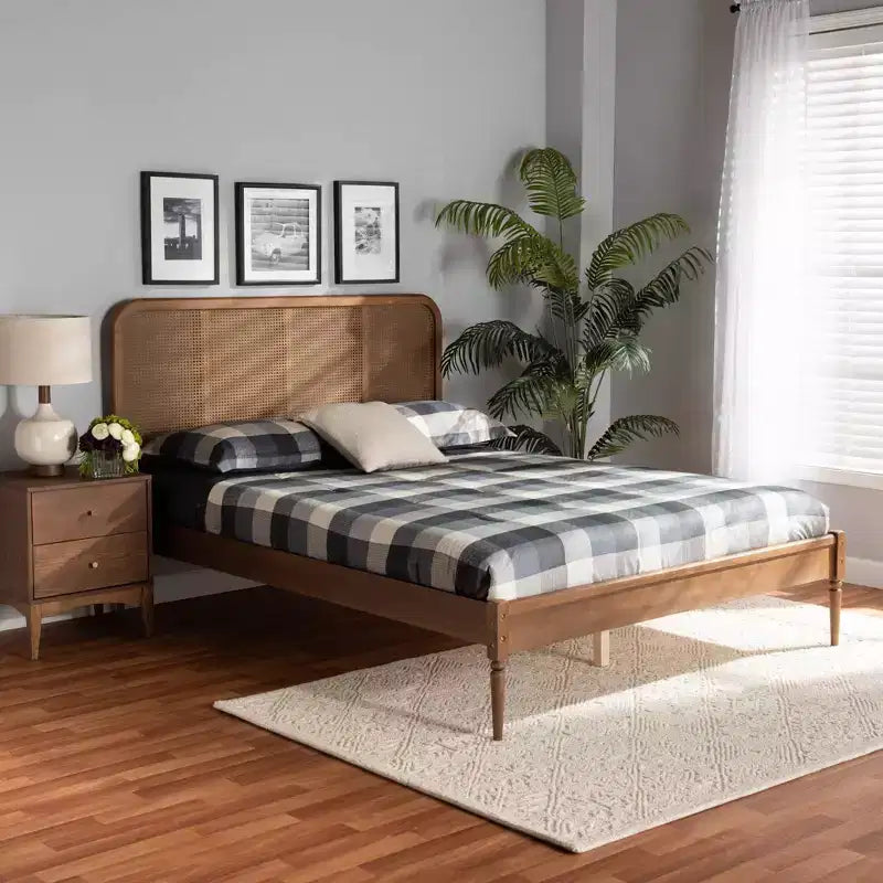 Letto King Elston in Rattan Sintetico e Legno Marrone/Noce Cenere - Design Mid-Century, Gambe Tornite