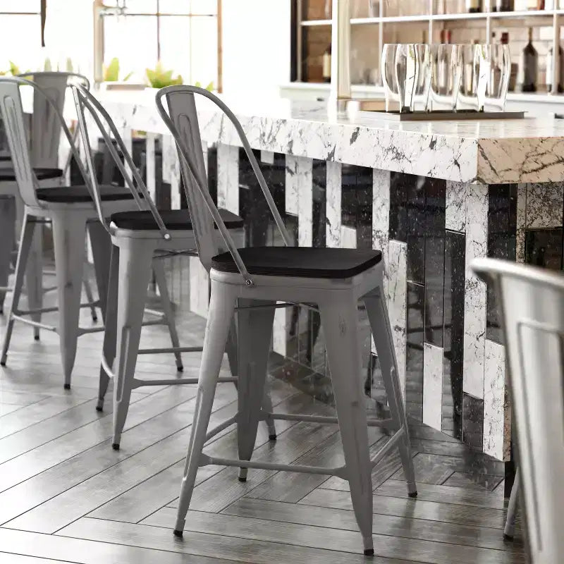 Sgabello da interno Lincoln da 24" ad altezza bancone con schienale e sedile in legno di poliresina