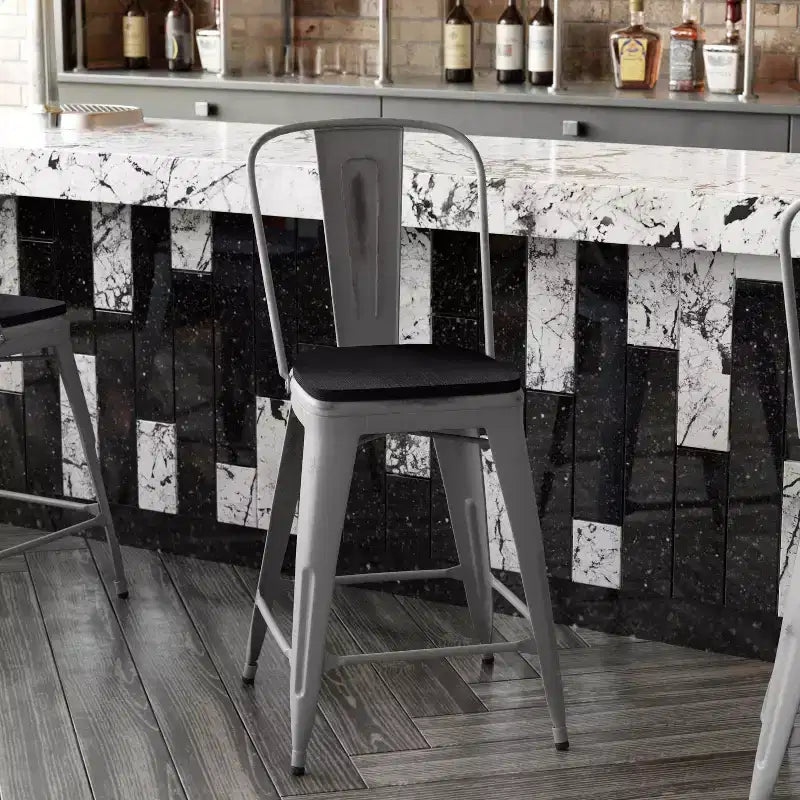 Sgabello da interno Lincoln da 24" ad altezza bancone con schienale e sedile in legno di poliresina