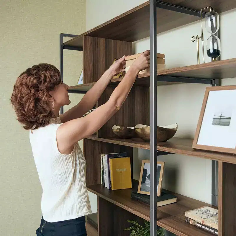 Libreria a colonna Napa in legno, mobile con vano inferiore, ripiani regolabili