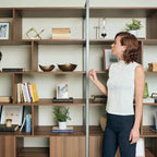 Libreria a colonna Napa in legno, mobile con vano inferiore, ripiani regolabili
