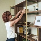 Libreria a colonna Napa in legno, mobile con vano inferiore, ripiani regolabili